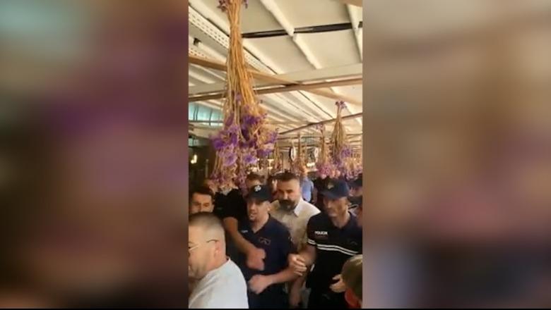 Momenti kur policia hyn në ambientet e lokalit dhe ndalon protestuesit