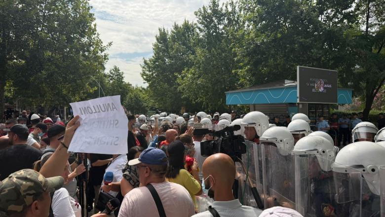 Protesta e dhunshme te parlamenti, 19 të arrestuar dhe 12 nën hetim 
