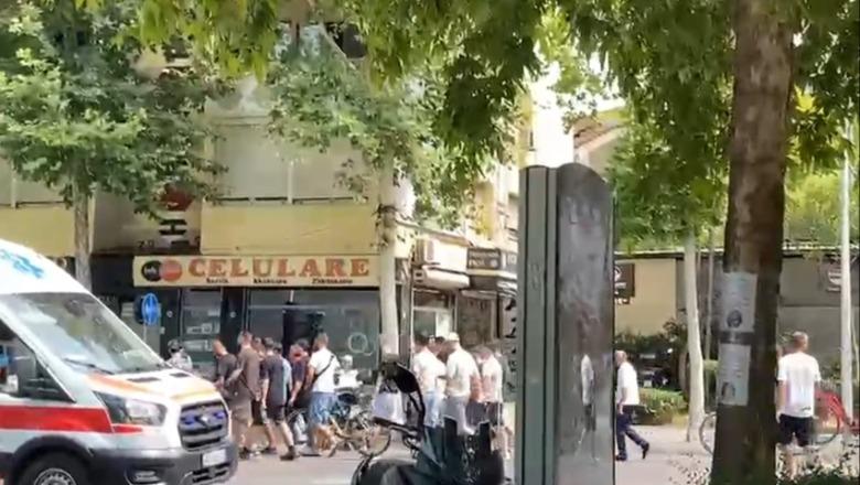 Një grup protestuesish largohet drejt komisariatit