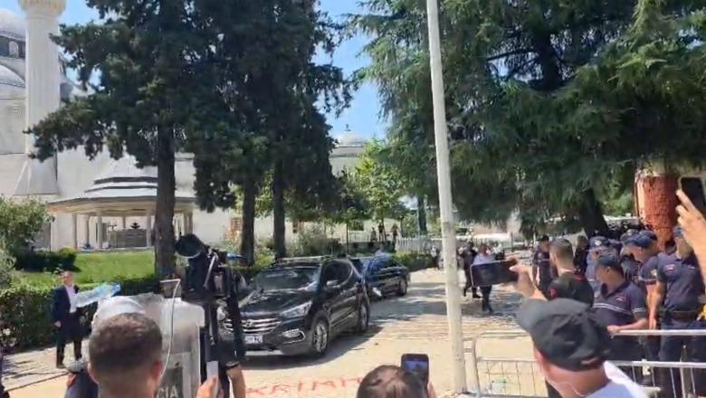Mbyllet seanca, protestuesit pengojnë Niko Peleshin të dalë nga Kuvendi, ‘breshëri’ vezësh drejt makinës