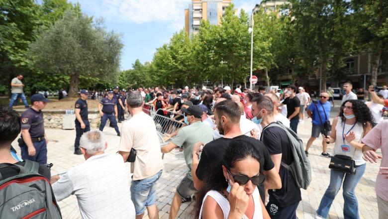 Protesta/ 3 efektivë dhe 4 protestues po marrin mjekim në QSUT dhe te Spitali i Traumës 