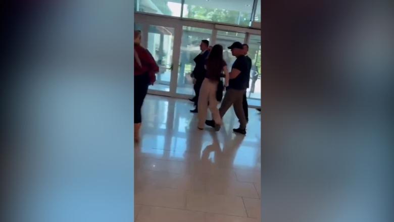 ‘Palaço!’ Protestuesja gjen deputetët brenda qendrës tregtare, i kthehet njërit prej tyre: Idiot je vetë! I fshiheni popullit