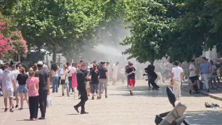 Policia shpërndan protestuesit te Kuvendi me ujë e spray me piper, deputetët largohen