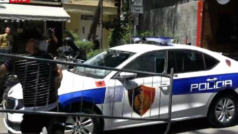 Protesta përshkallëzon në dhunë, protestuesit thyejnë xhamat e makinës së policisë