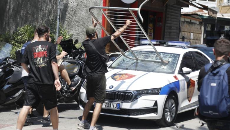 Protesta përshkallëzon në dhunë, protestues edhe me maska thyejnë xhamat e makinës së policisë! Efektivët ndjekin agresorët nga pas (VIDEO)