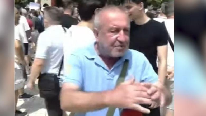 Perla nga protesta para Parlamentit, protestuesi 'zbulon' teorinë konspirative për 'shpërbërjen e Shqipërisë'