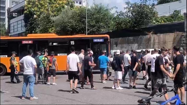 Tentoi të kalojë rrugën e bllokuar, protestuesit sulmojnë me vezë urbanin me pasagjerë te Komisariati 4