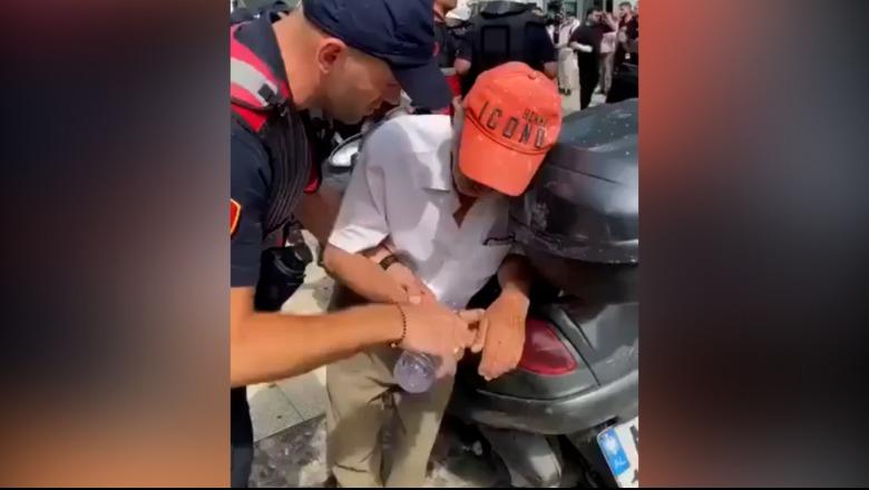 Momenti që nuk u pa nga protesta, mes sulmeve me gurë efektivi i Shqiponjave i vjen në ndihmë protestuesit të moshuar (VIDEO)