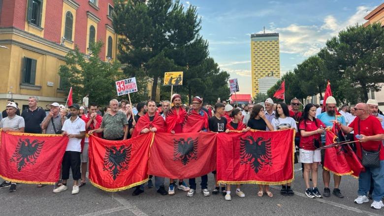 Pas dhunës para Kuvendit, protestuesit marshojnë drejt kryeministrisë! Organizatorët: Mos bini pre e provokimeve