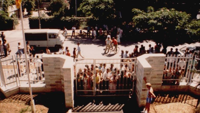 2 korrik 1990/ Dyndja e shqiptarëve në ambasada. Pamjet e rralla të atyre ditëve që shënuan goditjen e parë të fortë ndaj regjimit komunist