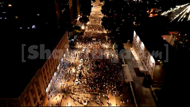 Pas përplasjeve te Kuvendi, sërish protestë te Kryeministria: Lironi çunat! I sulmuan me gurë, por organizatorët akuzojnë policinë: U dhunuam padrejtësisht, shmangni provokimet