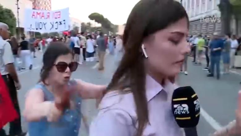 Po raportonte drejtpërdrejt protestën, qytetarët shtyjnë dhe lagin me ujë gazetaren Kida Muka! AGSH: Dënojnë me forcë sulmin fizik, cenim i rëndë i lirisë së medias
