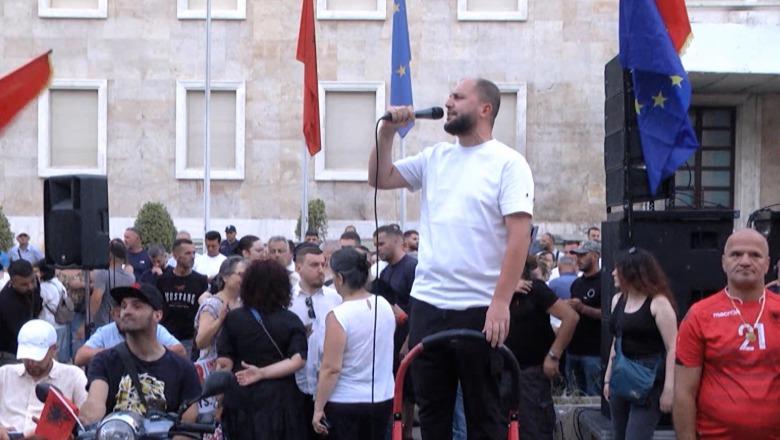 Organizatori Edison Likaj nga protesta: Çdo grusht i policisë sjell 100 protestues më shumë në shesh