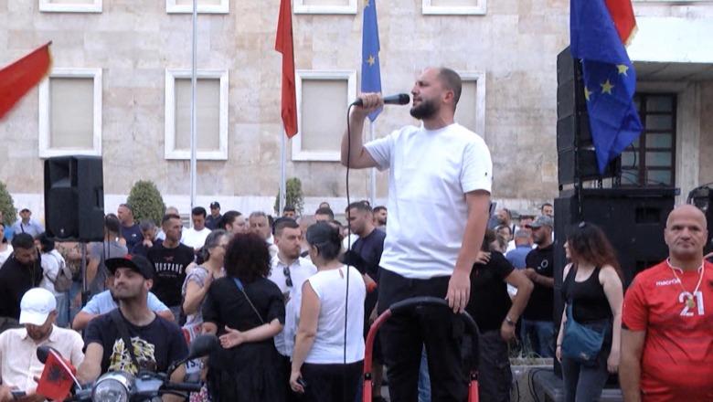Organizatori Edison Likaj nga protesta: Çdo grusht i policisë sjell 100 protestues më shumë në shesh