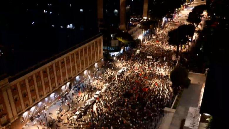 Pas përplasjeve te Kuvendi, sërish protestë te Kryeministria: Lironi çunat! I sulmuan me gurë, por organizatorët akuzojnë policinë: U dhunuam padrejtësisht, shmangni provokimet