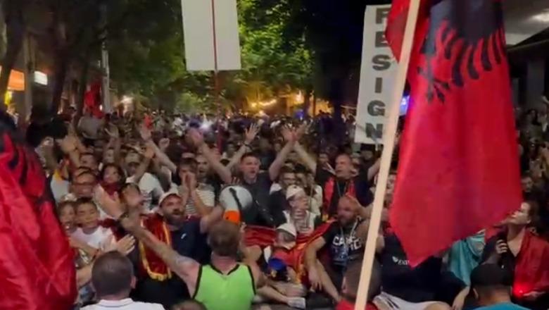 Tiranë/ Marshimi i protestuesve ndalet para Komisariatit nr.3, ulen këmbëkryq në rrugë: Lironi çunat
