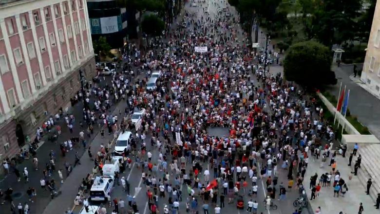 Dhuna në Kuvend, organizatorët e protestës akuza policisë: Na dhunuat padrejtësisht, argumenti jonë qëndresa! Protestuesit te komisariati nr.3: Lironi çunat
