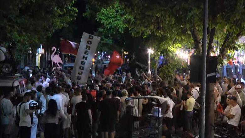 Tiranë/ Të arrestuarit për dhunën në Kuvend, protestuesit deri pas mesnate përballë Komisariatit nr.3