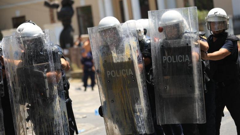 Protesta e dhunshme te Kuvendi, gurë drejt policëve e vezë drejt deputetëve, 19 të arrestuar, 12 nën hetim! Punohet për identifikimin e 6 të tjerëve