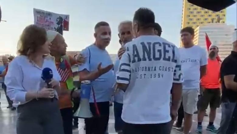 FOTO/ Provokime dhe kërcënime, ky është protestuesi që sulmon gazetarët