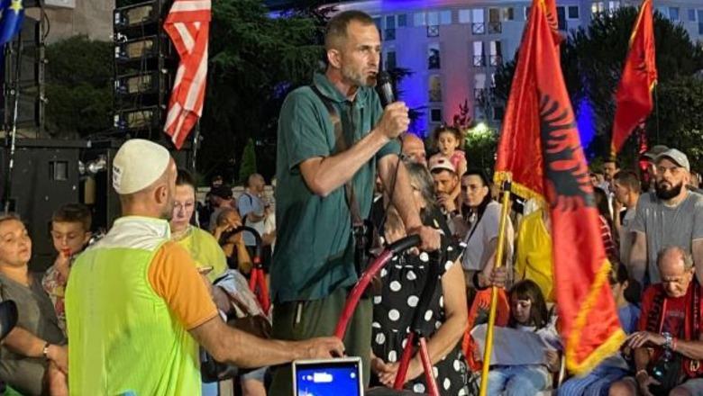 Berberi ankohet nga protesta: U dënova më shumë se Saimir Tahiri për 33 gram bar! Ika fare nga Shqipëria