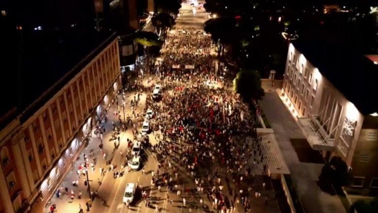 Dhunuan efektivët te Kuvendi, organizatorët e protestës akuza Policisë së Shtetit: Po shndërrohesh në instrument politik, lironi protestuesit 
