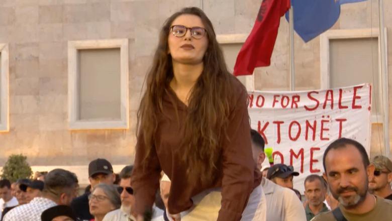 'Qeveria të dialogojë me protestuesit!' Aktivistja Lleshi lexon kërkesat e shoqatave shqiptare në Mbretërinë e Bashkuar