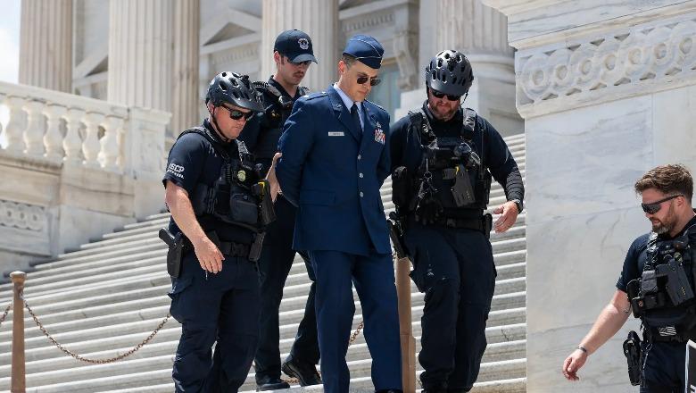 Pa akte dhune, Uashingtoni kërkon shkarkimin e Trump! Majori i Forcave Ajrore Amerikane arrestohet në Capitol Hill (VIDEO)