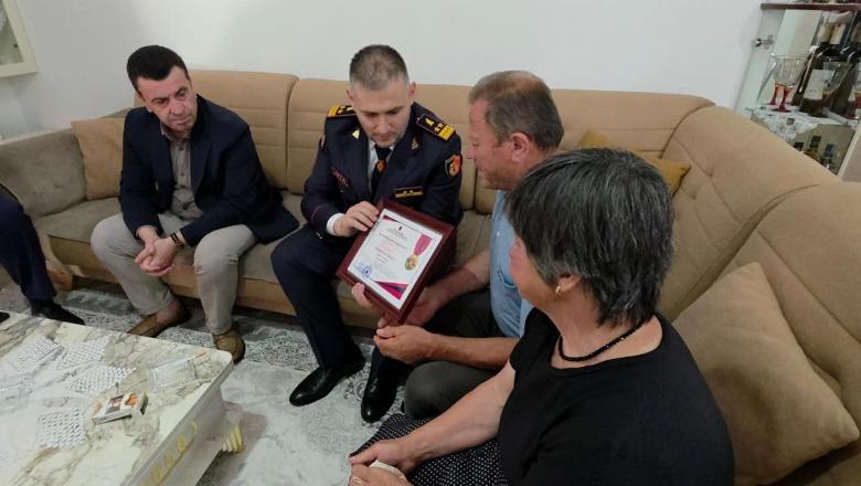 Vrasja e policit Enea Mekolli në krye të detyrës, Hita i dorëzon familjes medaljen e mirënjohjes
