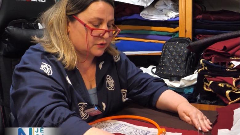 Një nga ne/ Në kërkim të origjinalitetit! Njihuni me qendistaren nga Gjirokastra që rikrijon veshjet tradicionale: Shkon çmimi deri në 1500 euro