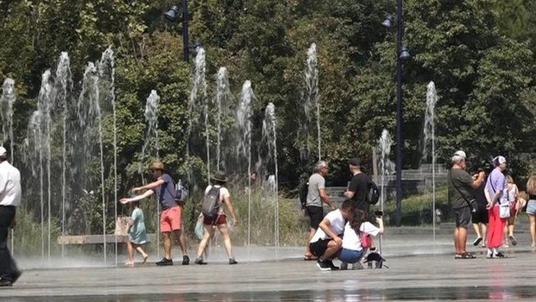 Vapa ‘pushton’ Tiranën, mjekët: Kujdes temperaturat e larta! Qytetarët kërkojnë hije, punëtorët ‘sfidojnë’ të nxehtin 