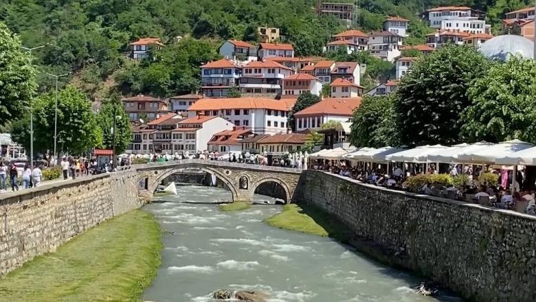 SPECIALE / Udhëtim në Kohë! Çfarë fshehin makinat më të vjetra të Ballkanit në Prizren?