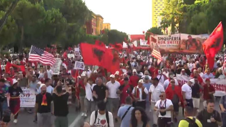 Qytetarët sërish në protestë, marshim drejt Kryeministrisë: Lironi protestuesit