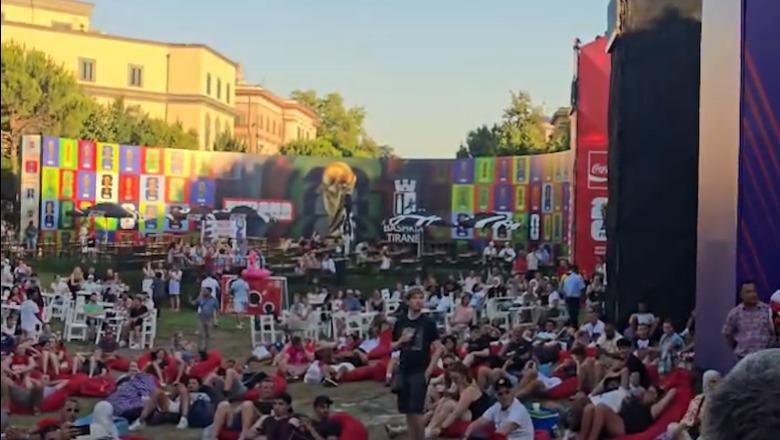 ‘Jeni sufllaqe’, ‘turp’, protestuesit kalojnë në mes të ‘Fan Zone’! Thirrje qytetarëve t’i bashkohen tubimit (VIDEO)