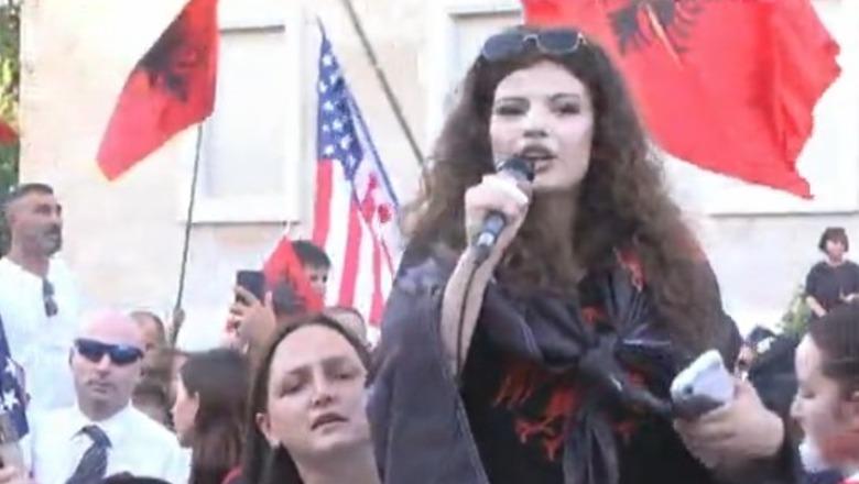 I arrestuan babanë e vëllanë pas akteve të dhunës te Kuvendi, protestuesja: Lirojini, u dhunuan nga policia