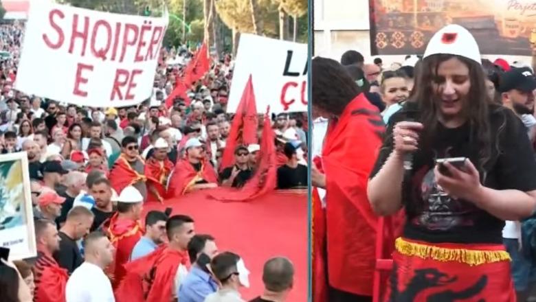 ‘Kumbari im Sali Berisha notonte me paratë e shqiptarëve’, emigrantja nga Kanadaja luan kukafshehthi në protestë: Hapa dollapa, Rama në burg