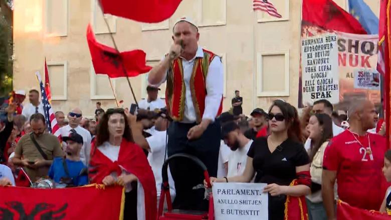 Emigranti shqiptar-Ramës: Dorëhiqu, të krijiohet qeveri teknike që të garantojë ndryshimet në Kod Zgjedhor