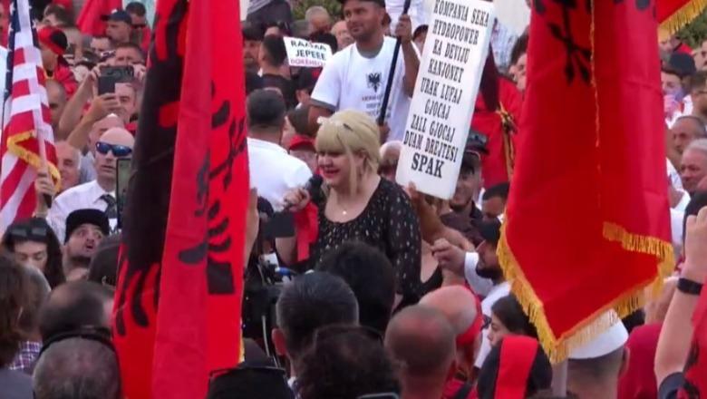 ‘Dhuratë për datëlindje’, sopranoja ia merr këngës në protestë: Edi Rama, SPAK you!