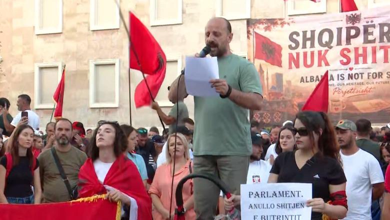 Dritan Goxhaj u lexon deklaratën protestuesve: Urime SHBA-ve Ditën e Pavarësisë, u kanë qëndruar pranë popullit shqiptar!