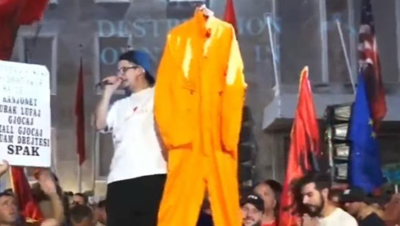 Protestuesi ‘mbulon’ Ramën me dhurata....uniformë burgu...brisk e miell: Sapunin ndaje me Veliajn në qeli