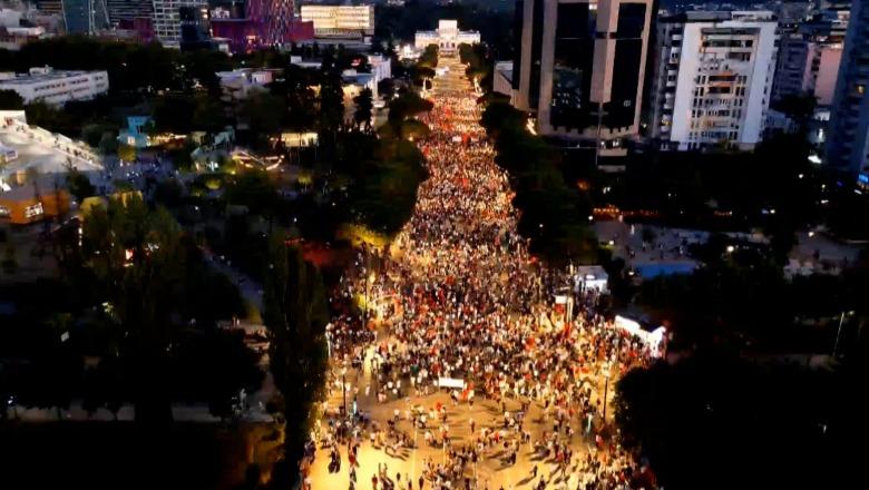 LIVE TV- Protestë kombëtare me diasporën! Tortë betoni për Ramën: Edhe 100 vite në burg! Protestuesit i sjellin në shesh arkivolin 'politik'