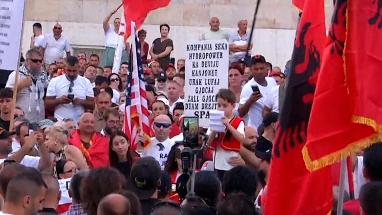 ‘Shumë urime për ty, asnjëri s’të do ty’, vogëlushi uron Ramën me këngë