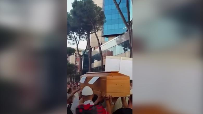 Arkivoli në protestë, Balla: E sollën mbështetësit e PD! Berisha e ka bërë këtë akt të turpshëm 28 vite më parë me Azem Hajdarin