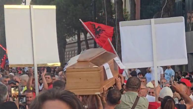 'Protestë si me arkivolin e Azemit', këshilltari i PS: Berisha edhe kur s'ka kufomë, e shpik