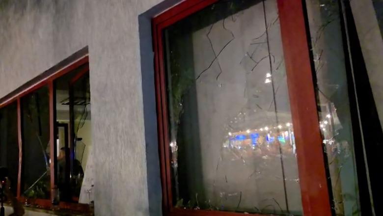 Protestuesit thyejnë xhamat e komisariatit numër 3, policia i shpërndan me ujë (VIDEO)
