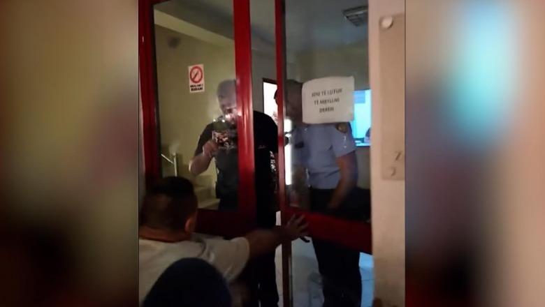 VIDEO/ Ja momenti kur protestuesit e maskuar sulmojnë me shkopinj komisariatin numër 3