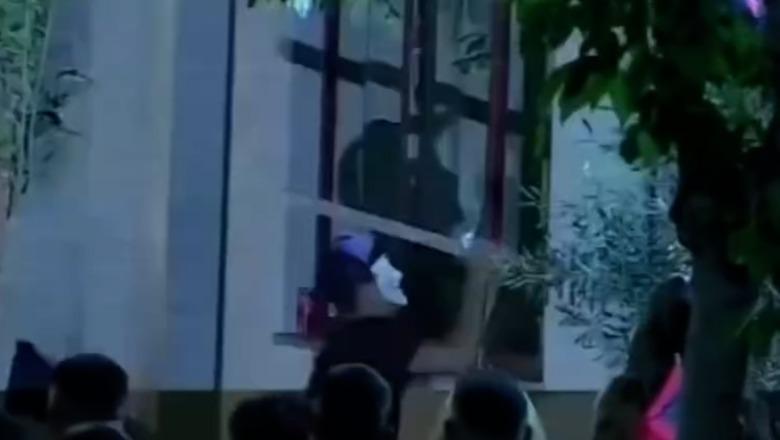 Sulmohet komisariati numër 3, protestuesit e maskuar thyejnë xhamat me shkopinj, shqyejnë edhe derën! Policia kundërpërgjigjet me ujë (VIDEO)