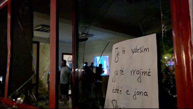 Sulmohet komisariati numër 3, protestuesit e maskuar thyejnë xhamat me shkopinj, shqyejnë edhe derën! Policia kundërpërgjigjet me ujë (VIDEO)