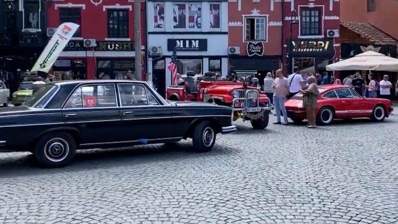 Prizreni hap dyert për epokën e artë retro/Pronarët nga Kosova, Shqipëria e Serbia zbulojnë sekretet e makinave më të vjetra në rajon