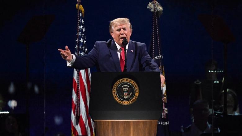 SHBA/ 250-vjetori i Pavarësisë, Trump ngjitet në skenë pas shtyrjes për shkak të motit të keq: Jemi më të pasur dhe më të fortë se kurrë
